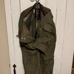 Burton DryFit Olive Snow pants in Large.  Great used condition.